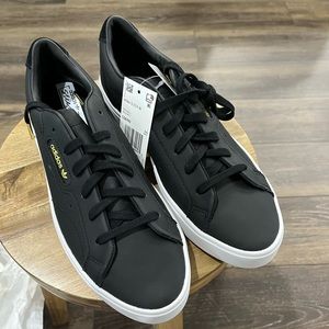 Adidas Sleek - black on white - size 8.5 women’s